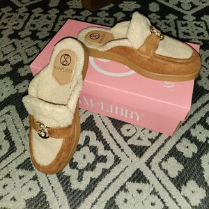 Sam & Libby fuzzy Loafers Size 8.